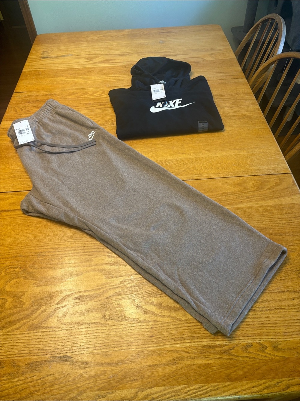 Nike Womenโs 2x gray/brown Sweatpants and black sweatshirt NWT